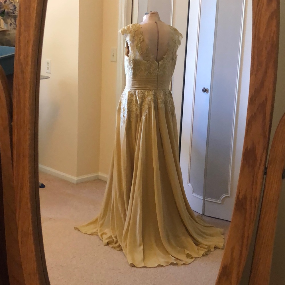 Custom made gown - Picture 2 of 5